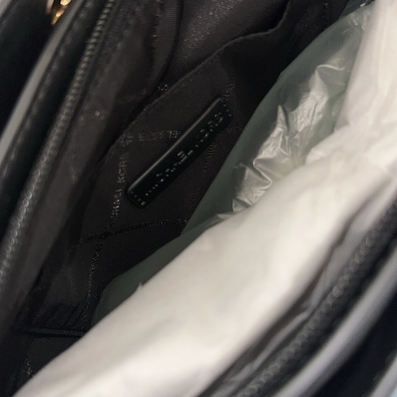 NWT Michael Kors Trisha Leather Medium Triple
Compartment Crossbody - Picture 10 of 12